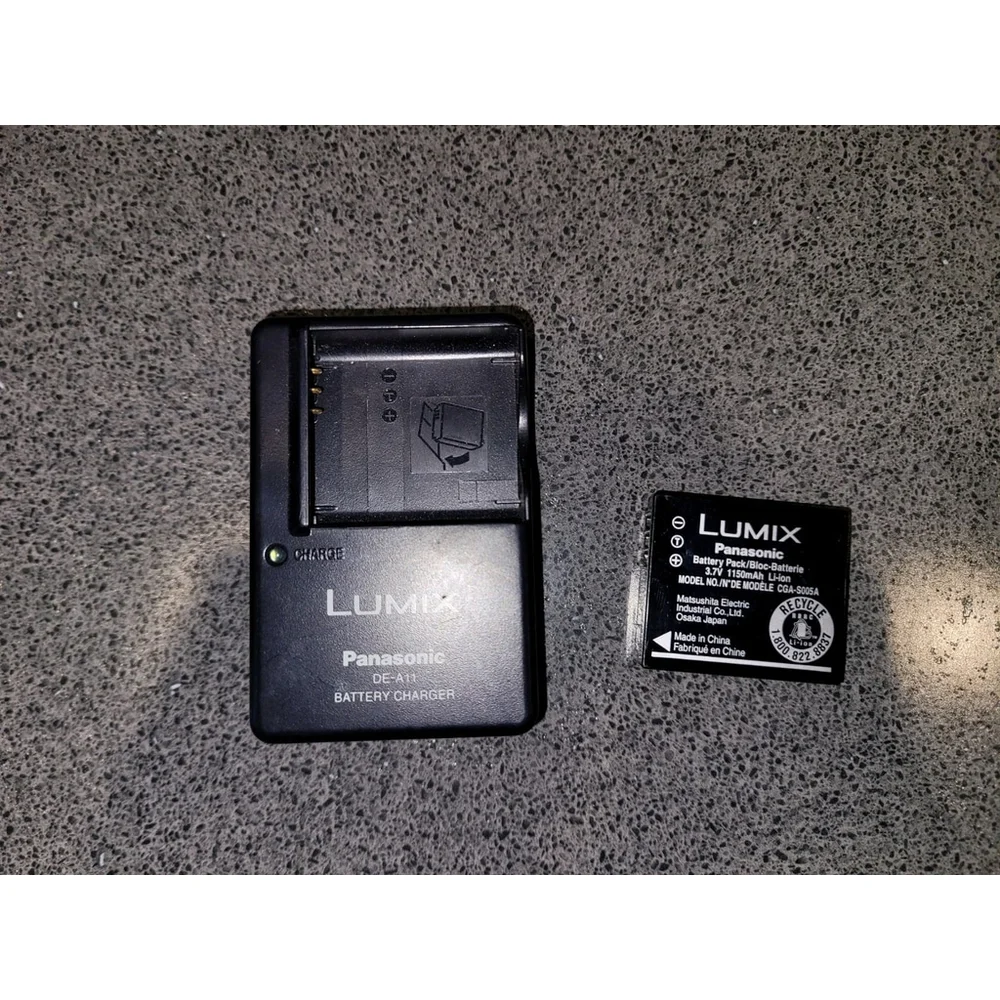 Panasonic Lumix DE-A11 Battery Charger CGS-S005A Li-ion Battery Pack WORKS *